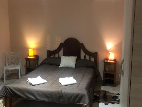 a bedroom with a bed with two towels on it at Ideal Alojamiento in Lunlunta