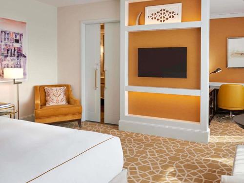 Una cama o camas en una habitación de Fairmont Amman