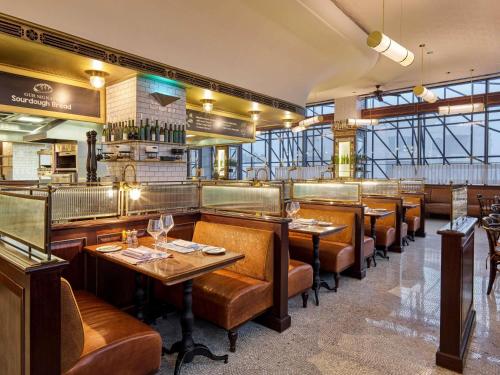 Un restaurante u otro lugar para comer en Fairmont Amman