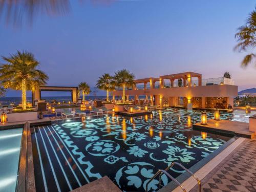 Bazén v ubytování Fairmont Fujairah Beach Resort nebo v jeho okolí