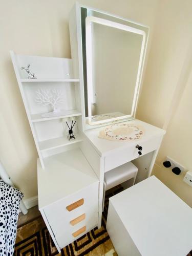 a bathroom with a white vanity and a mirror at Great apartment, Great location for 6 guests in London