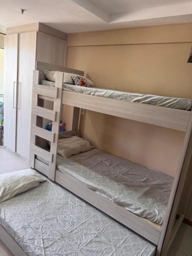 Ένα ή περισσότερα κρεβάτια σε δωμάτιο στο Room accommodates up to 5 complete apartment