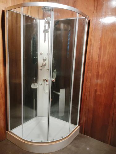 a stand up shower with a glass enclosure at Uros Sky view lodge Perú in Puno