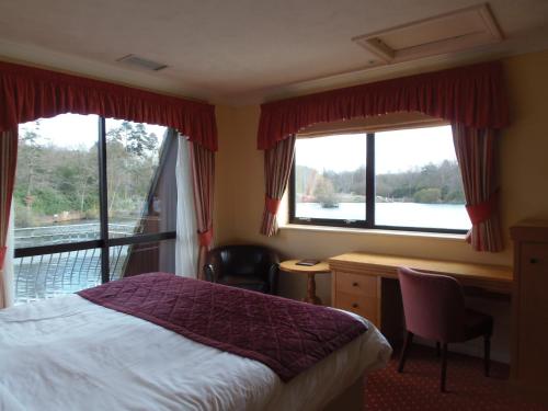 Postel nebo postele na pokoji v ubytování Lakeside International Hotel