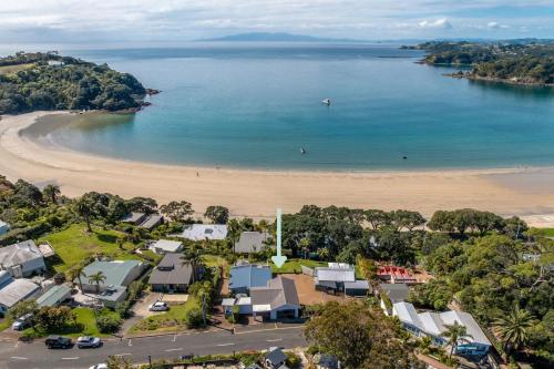 una vista aérea de una playa con casas en Waikare House - Above Oneroa Bay, en Waiheke Island