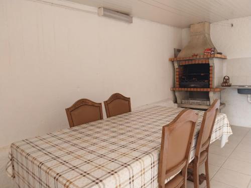una sala da pranzo con tavolo e camino di Serra da Estrela Superior Dany Flat a Seia