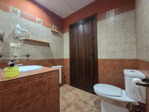 Et badeværelse på Villa Aemilius Hotel Rural a 10 min de Mérida