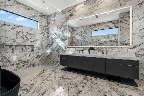 Koupelna v ubytování Sleeps 28 2 Luxe Villas w Pickleball Court Bravo Villas Dorado by AvantStay