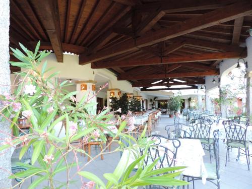 a restaurant with tables and chairs and tables and chairs at Hotel Domu Incantada in Muravera