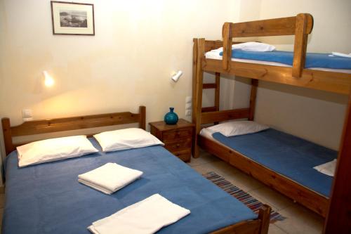 Katil dua tingkat atau katil-katil dua tingkat dalam bilik di Pension Posidon