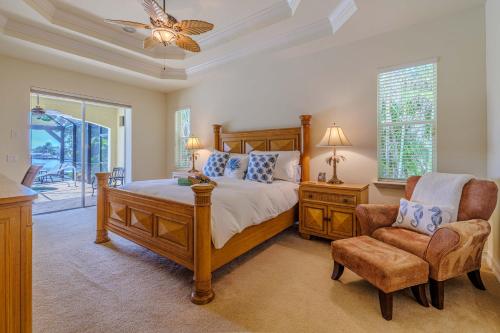 une chambre avec un lit et une chaise dans l'établissement Palm Villa, à Shell Point Village