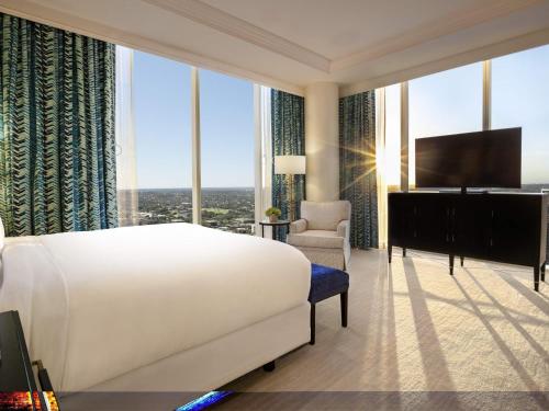 Fairmont Austinにあるテレビまたはエンターテインメントセンター
