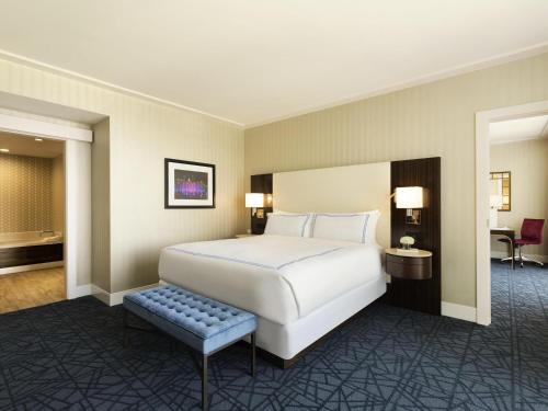 Fairmont Austinにあるベッド