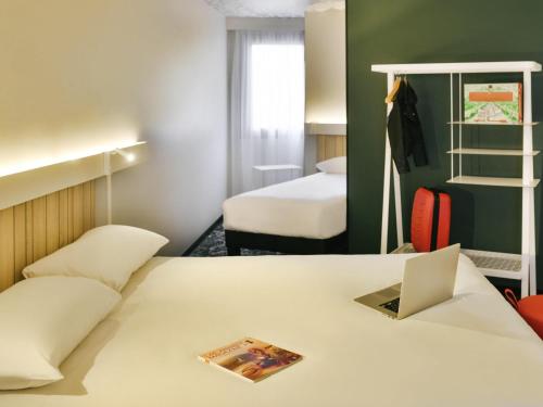 Кровать или кровати в номере Ibis Annecy - Cran-Gevrier