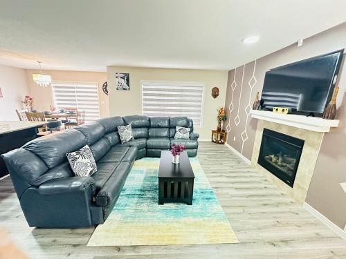 Μια τηλεόραση ή/και κέντρο ψυχαγωγίας στο Beautiful Stay Air condition at Ellerslie Edmonton