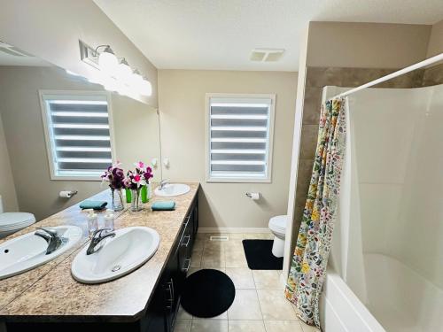 Ένα μπάνιο στο Beautiful Stay Air condition at Ellerslie Edmonton