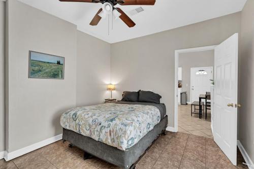 Un dormitorio con una cama y un ventilador de techo. en Classic NOLA Stay in Cozy 2BR Shotgun, en Nueva Orleans