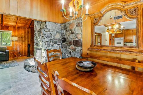 Φωτογραφία από το άλμπουμ του Laid-back Creekside Cabin Walkable to Town σε Idyllwild