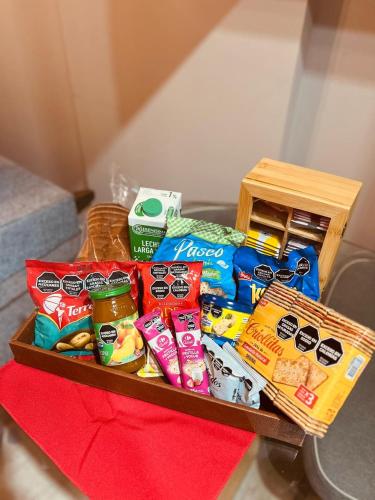 un vassoio pieno di cibo e snack su un tavolo di Espacio Vélez Nva Cba a Córdoba