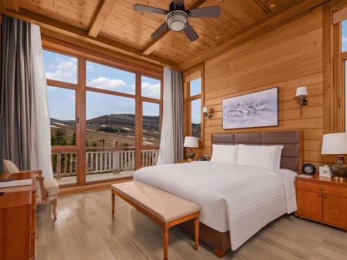 Ένα ή περισσότερα κρεβάτια σε δωμάτιο στο Swissôtel Resort Changbaishan