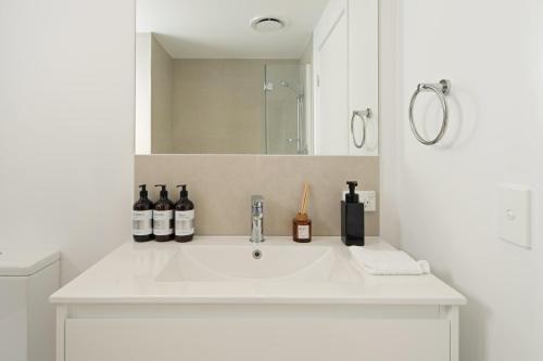 Koupelna v ubytování Brand New 3BR with Sea Views - Walk to Beach and Shops