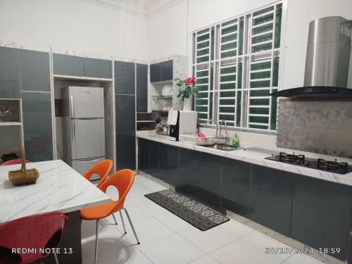 Η κουζίνα ή μικρή κουζίνα στο Tamu Homestay