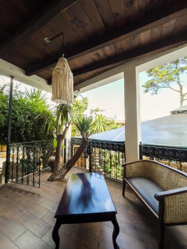 a screened in porch with a table and chairs at Hotel Quinta los Morales in San Cristóbal de Las Casas