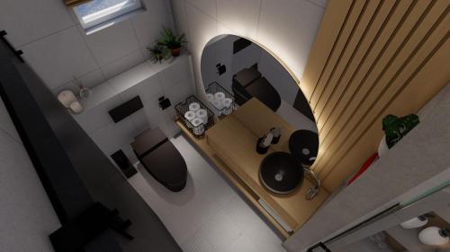 vistas a un baño con lavabo y espejo en Luxury 3-Bedroom Home in Maitama Abuja, en Abuja
