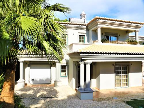 Exceptional villa with swimming pool