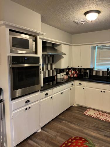 Nhà bếp/bếp nhỏ tại Sooner Nations Strawberry Hill 3 bedroom 2 bath