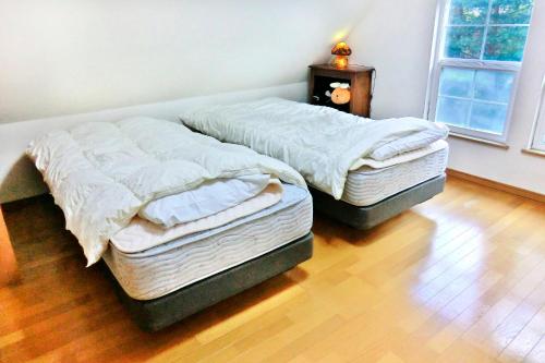 Guest House Ito3F 屋根裏部屋丘の上白亜の洋館風別荘静かな小さなお宿1名から3名にあるベッド