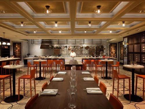 Restoran atau tempat lain untuk makan di The Plaza