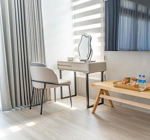 a dressing table and a desk in a room at 眺浪島民宿 in Fan-shu-liao