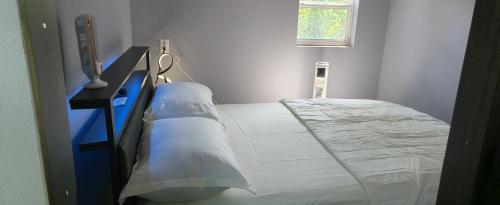 Postel nebo postele na pokoji v ubytování Alvin with all serenity and bliss and yet close dearly