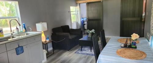 Kuchyň nebo kuchyňský kout v ubytování Alvin with all serenity and bliss and yet close dearly