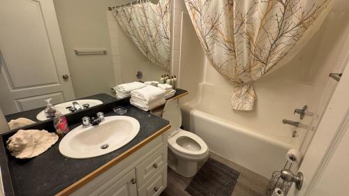 Ένα μπάνιο στο Main Floor Condo Fully Independent 1 Bed 1 Bath