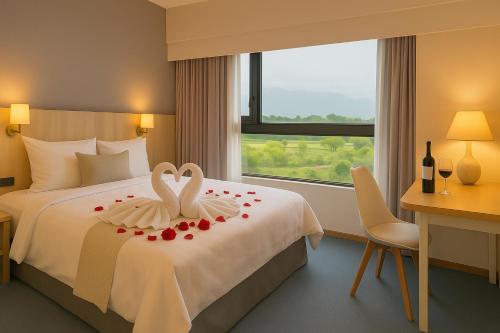 a hotel room with two swans on a bed at 沐舍-蜜滋賀溫泉飯店 in Ruisui