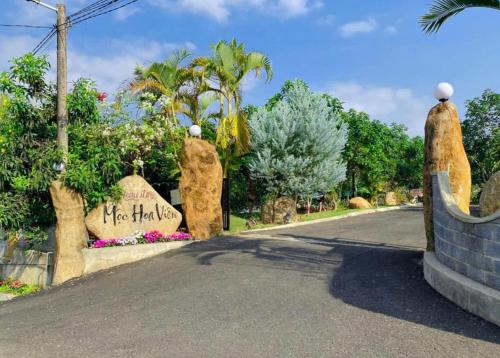 a driveway with a sign that reads livehounds at Homestay Mộc Hoa Viên Bảo Lộc in Ấp Thiện Lập