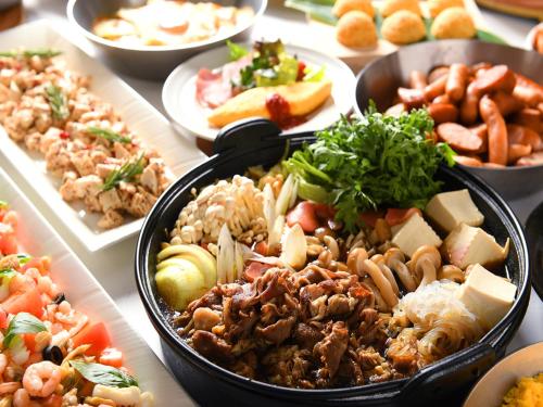 神戸市にあるホテルプラザ神戸のテーブルの上に並べられたさまざまな種類の食べ物のビュッフェ