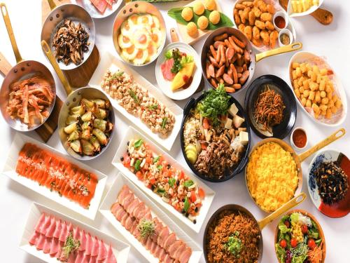 神戸市にあるホテルプラザ神戸の鉢の中の食べ物が詰まったテーブル