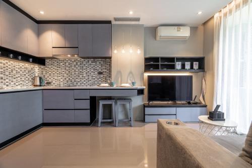 Η κουζίνα ή μικρή κουζίνα στο Luxury 1BR Condo – Pool Mountain Views D508