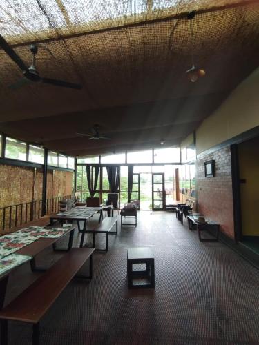 En restaurant eller et andet spisested på Kyna Backwater Resort Aalappuzha