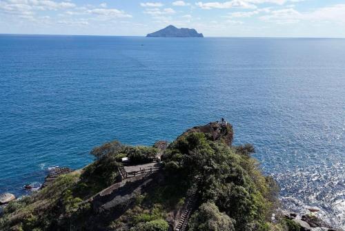 an island in the middle of the ocean at 眺浪島民宿 in Fan-shu-liao