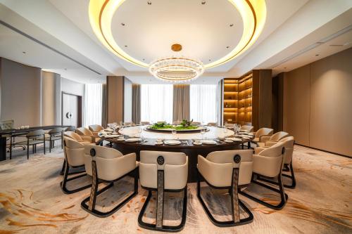 a large dining room with a large table and chairs at Chongqing Jinchuan Hotel in Chongqing