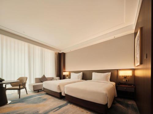 Un pat sau paturi într-o cameră la Beijing Zhonghe Hotel