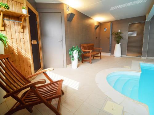Bazén v ubytování Family Villa, Profondeville nebo v jeho okolí