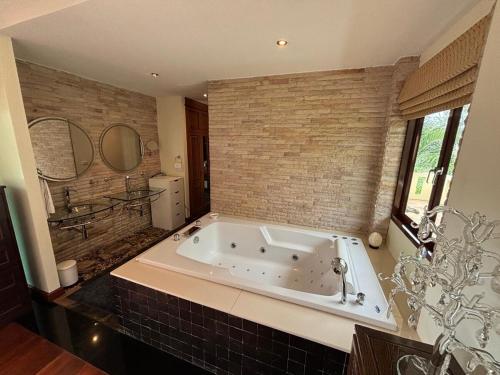 Koupelna v ubytování 5BR Luxury Villa Bangtao With Staff Phuket