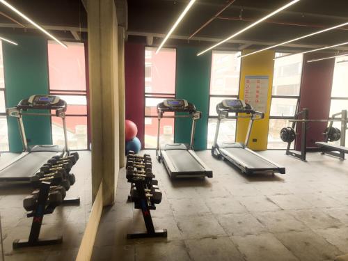 a gym with several treadmills and weights at Apartamento Central Bogota in Bogotá