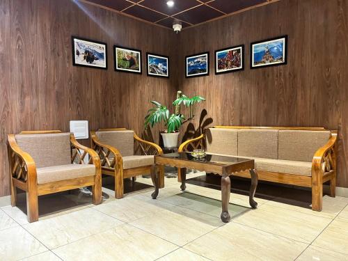 a living room with two chairs and a table at Parasol Norling Hotel & Spa in Jāmb