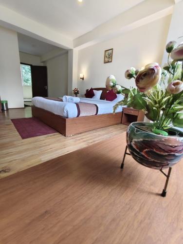 a bedroom with a bed and a potted plant at Parasol Norling Hotel & Spa in Jāmb
